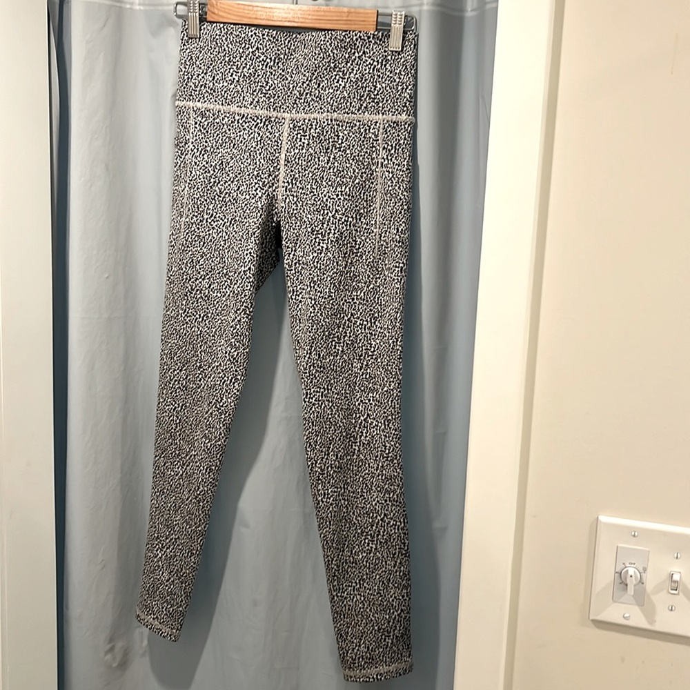 Athleta Salutation Stash leggings
